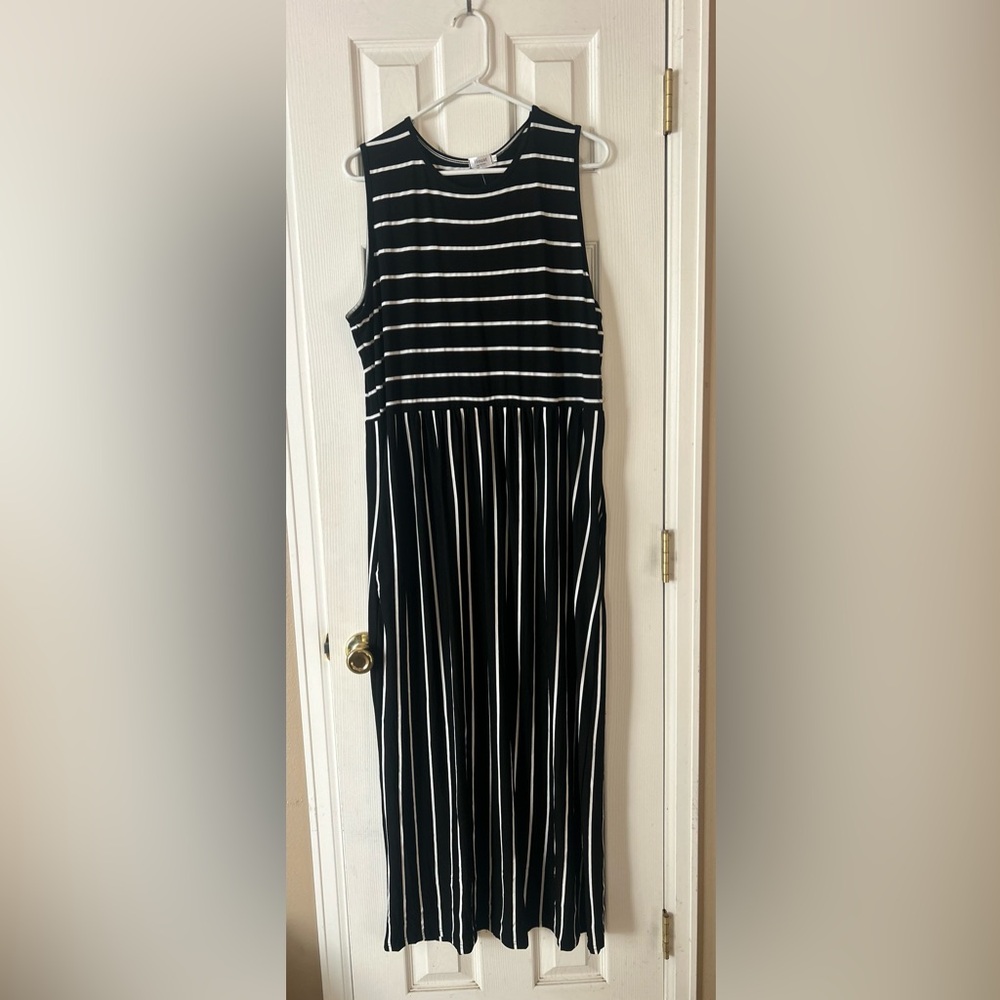 Hount Striped Black & White Sleeveless Maxi Dress. 2XL.